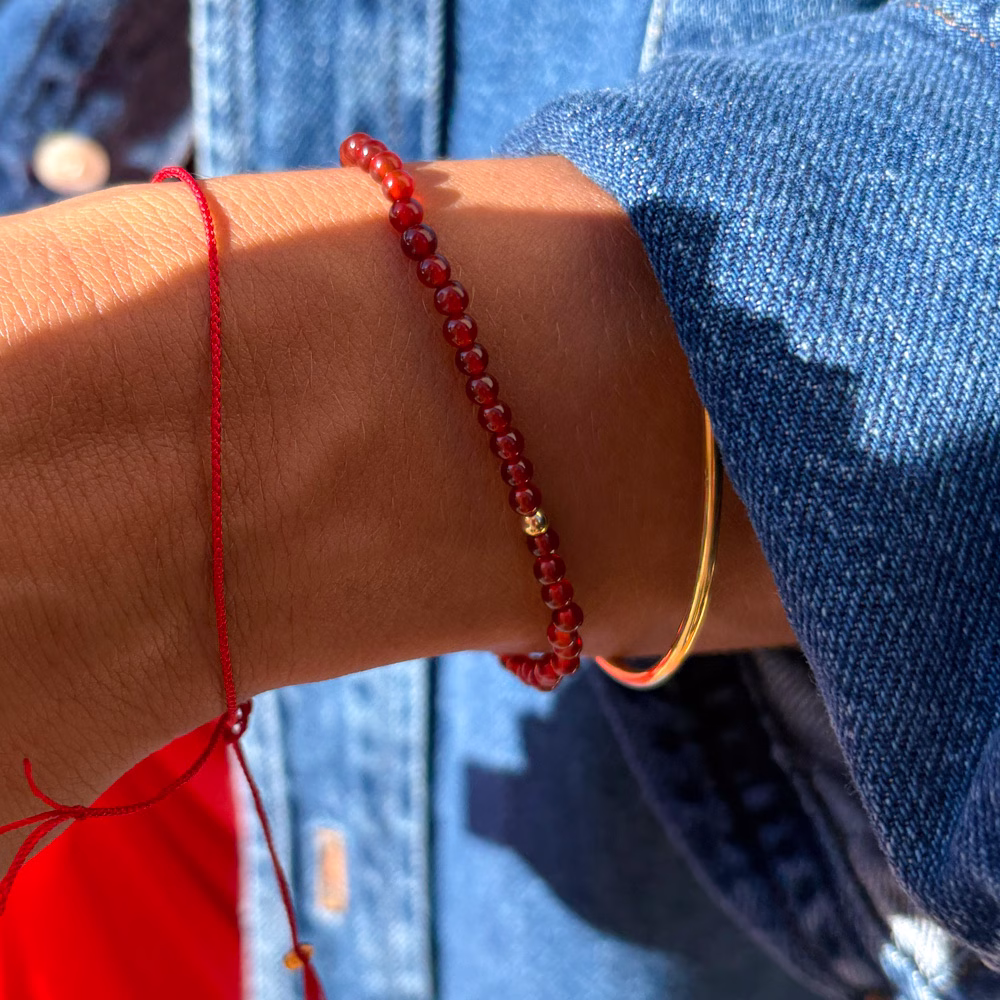 Bracciale pietra agata rossa, all’interno è inserita una pallina in oro.