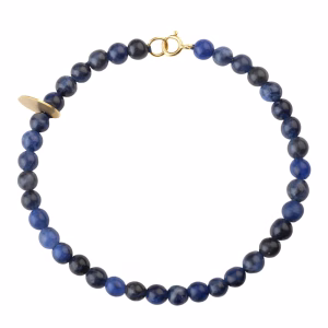 Bracciale pietra Sodalite, all’interno è inserito un charm tondino satinato in oro.
