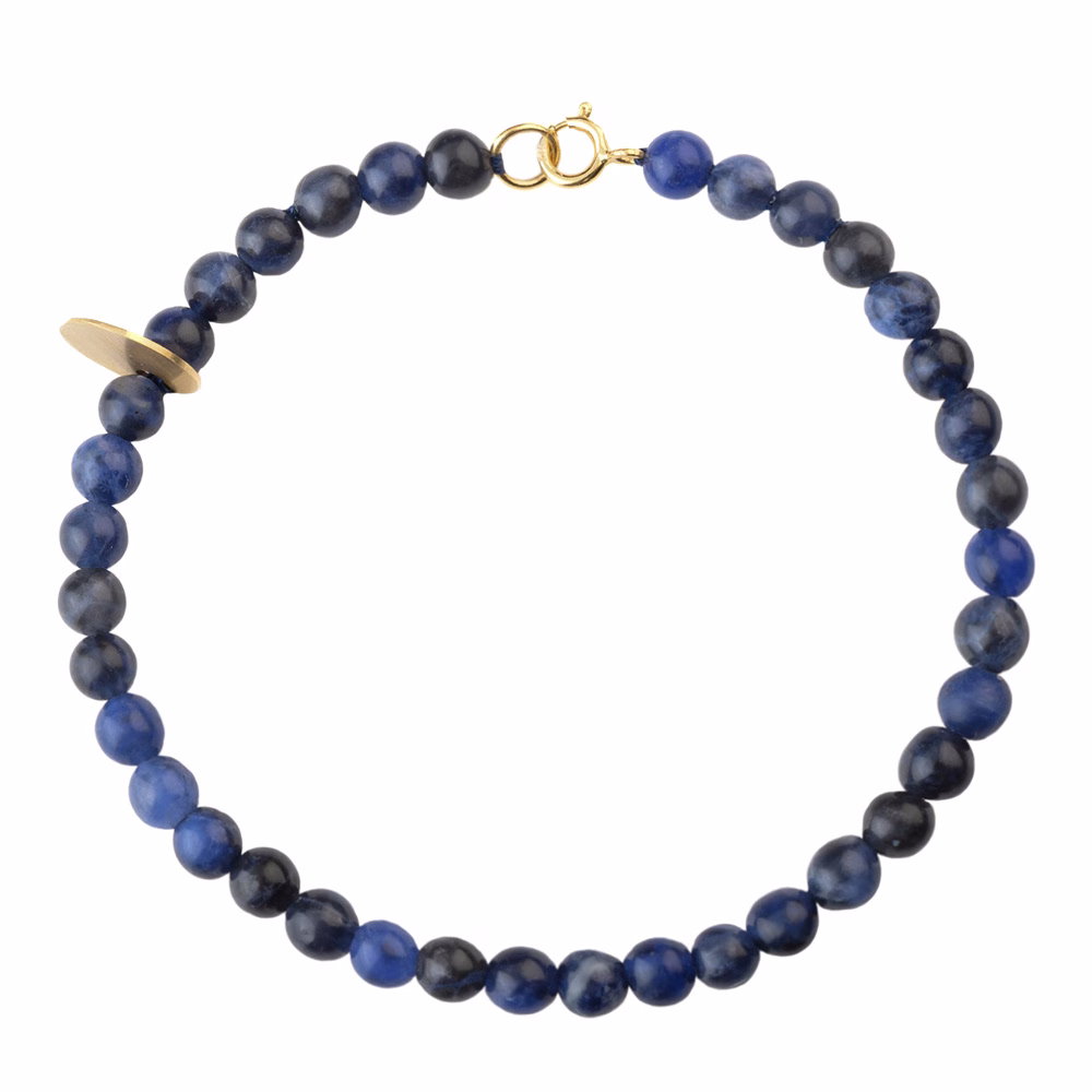 Bracciale pietra Sodalite, all’interno è inserito un charm tondino satinato in oro.
