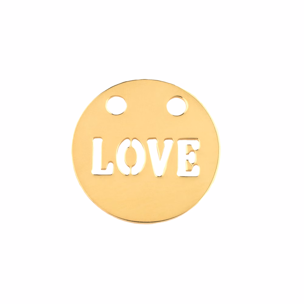 Collana cordino intrecciato poliestere creato a mano e dettaglio medaglietta “me”, al centro è inserito un charm tondino piatto scritta “love” in oro.