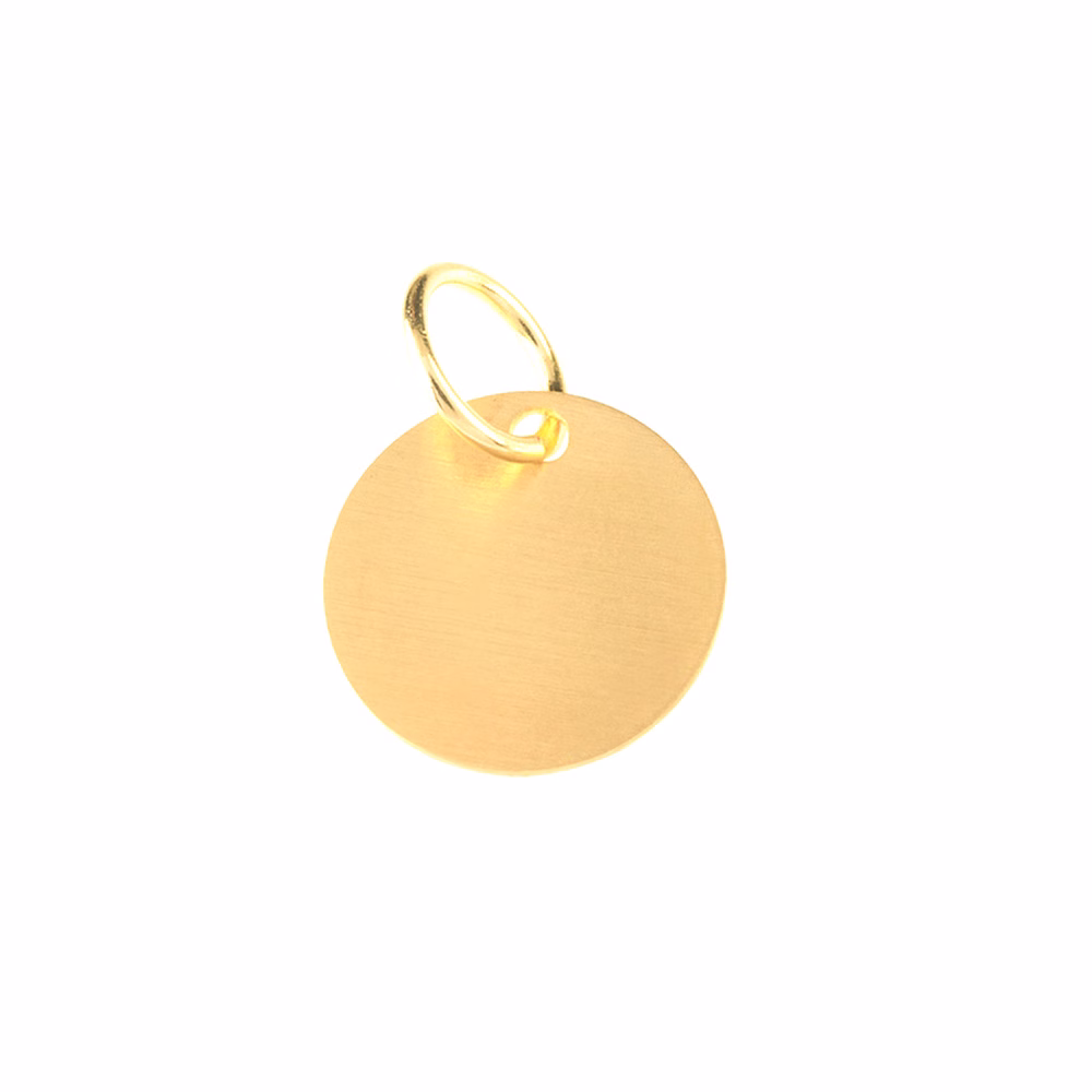 Charm tondino satinato in oro, indicato per essere inserito su cordini e catenine.
